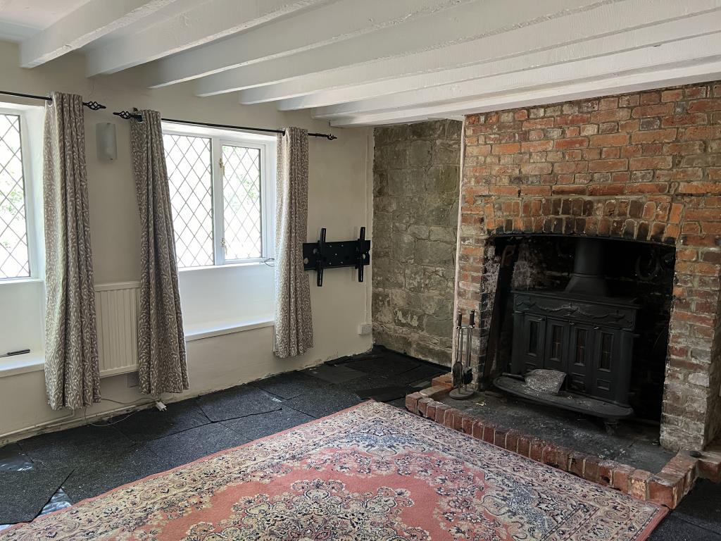 Lot: 35 - FOUR-BEDROOM PERIOD COTTAGE ON QUARTER-ACRE PLOT - Living room with original fireplace